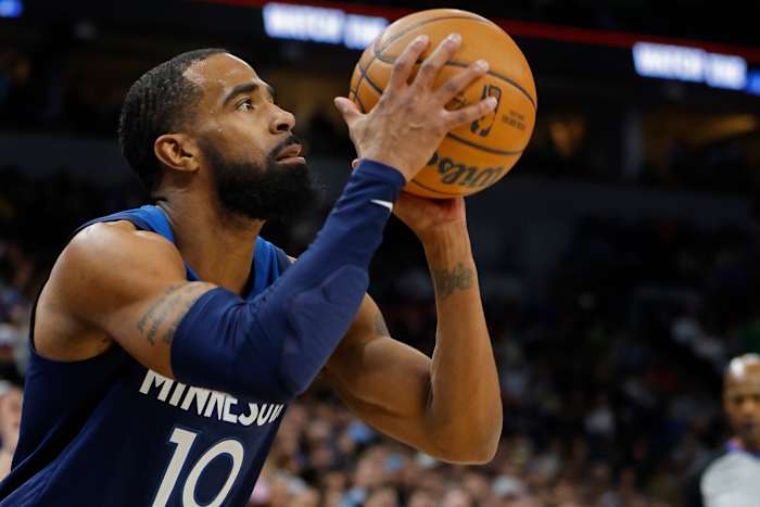 Mike Conley shoots